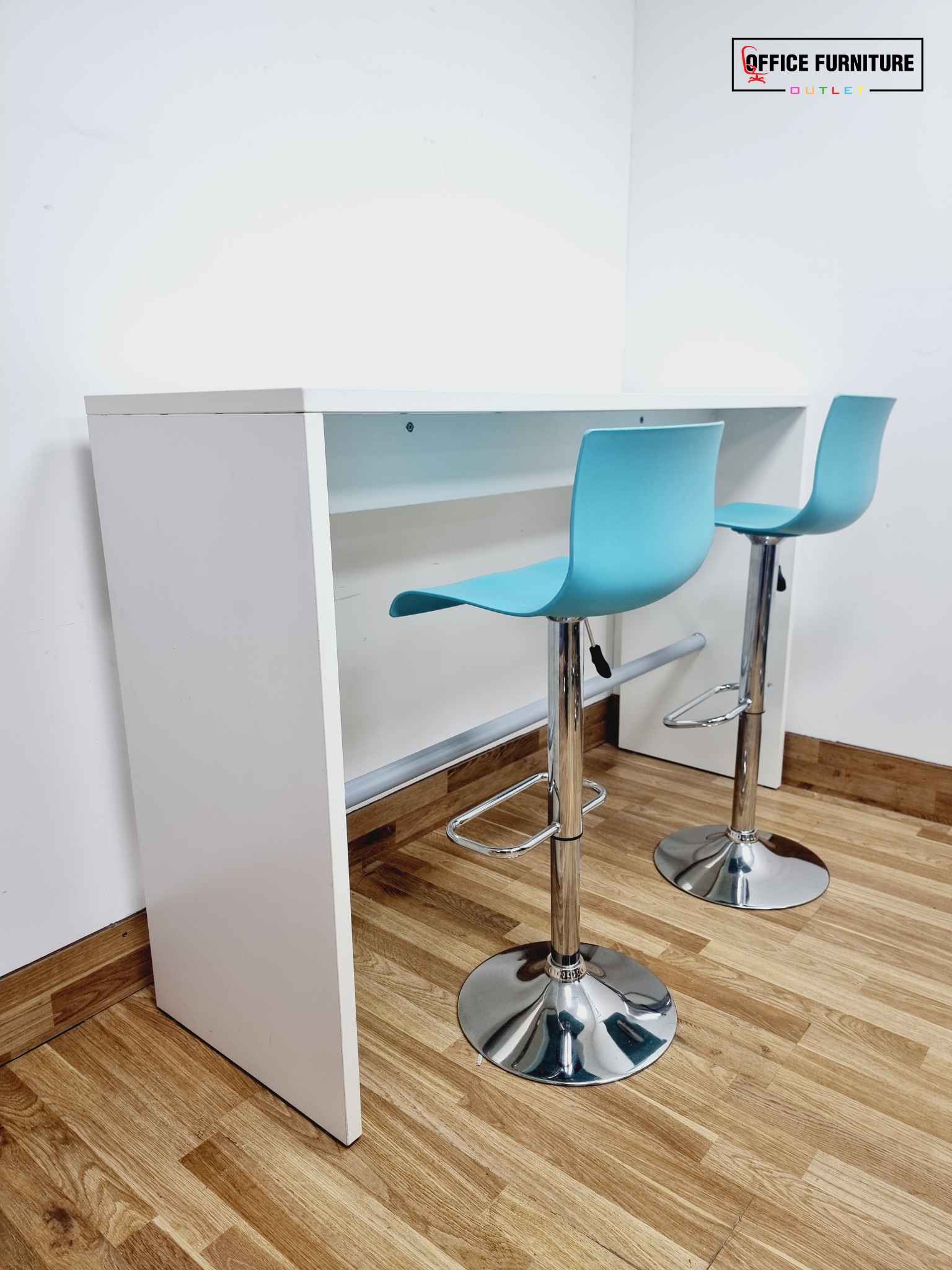 Breakfast Bar Table with Turquoise Stools