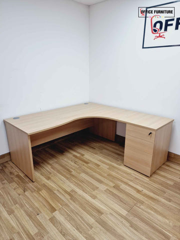 Executive Corner Desk by Mobili (1800cm x 1800cm)