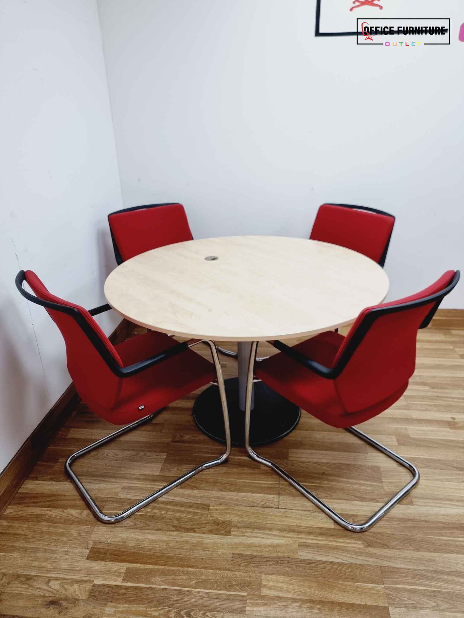 Round Four Seater Maple Meeting Table With Chairs (120cm)