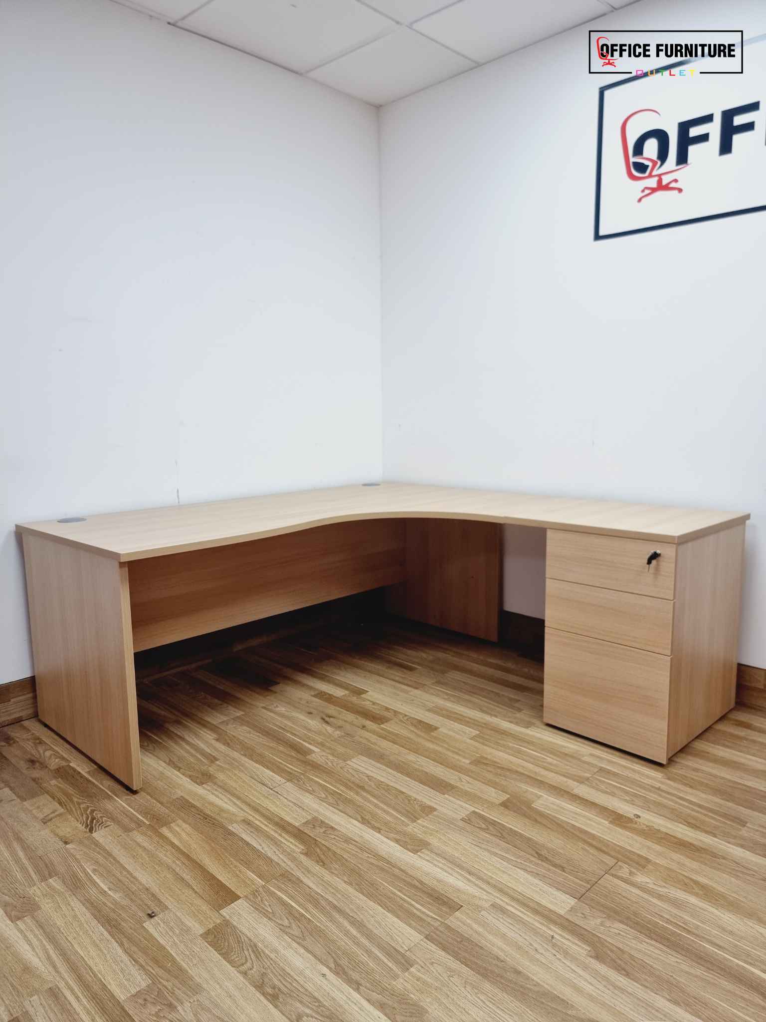 Executive Corner Desk by Mobili (1800cm x 1800cm)