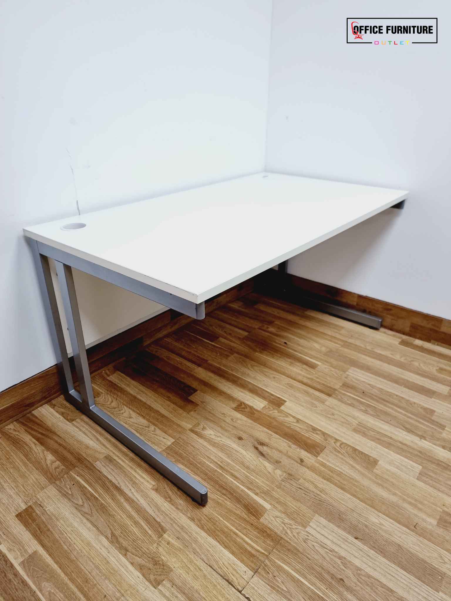 Straight White Office Desk (140cm x 80cm)